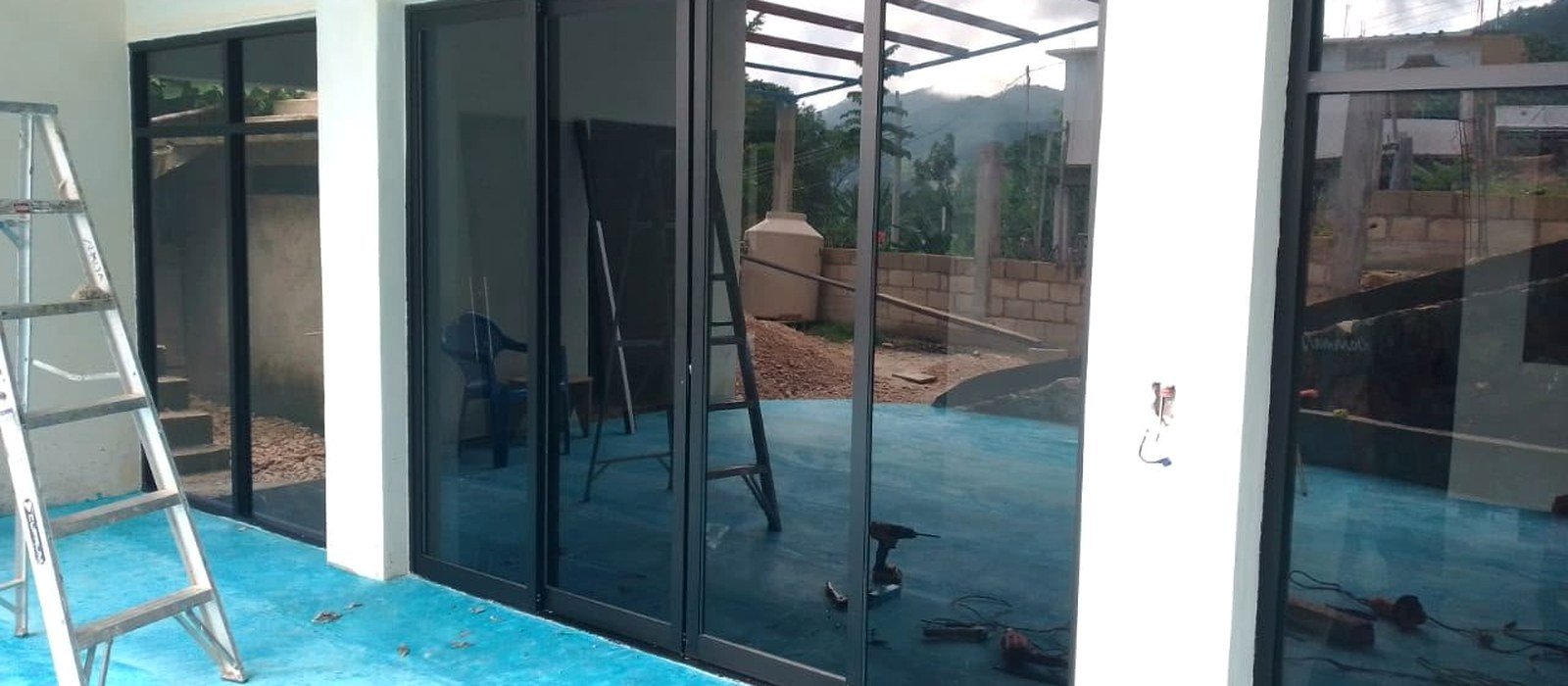 Trabajo realizado en vidrio y aluminio