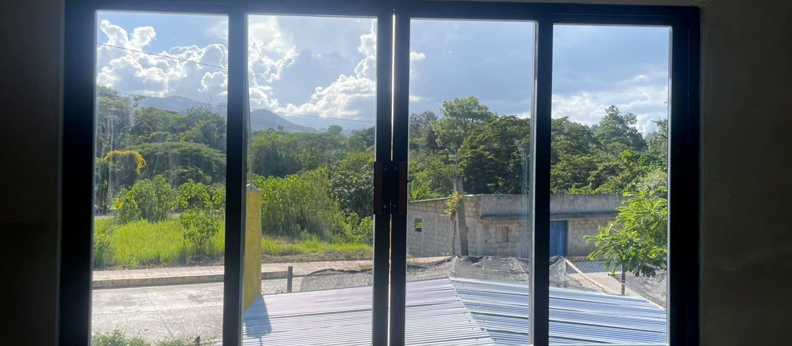 Trabajo realizado en vidrio y aluminio